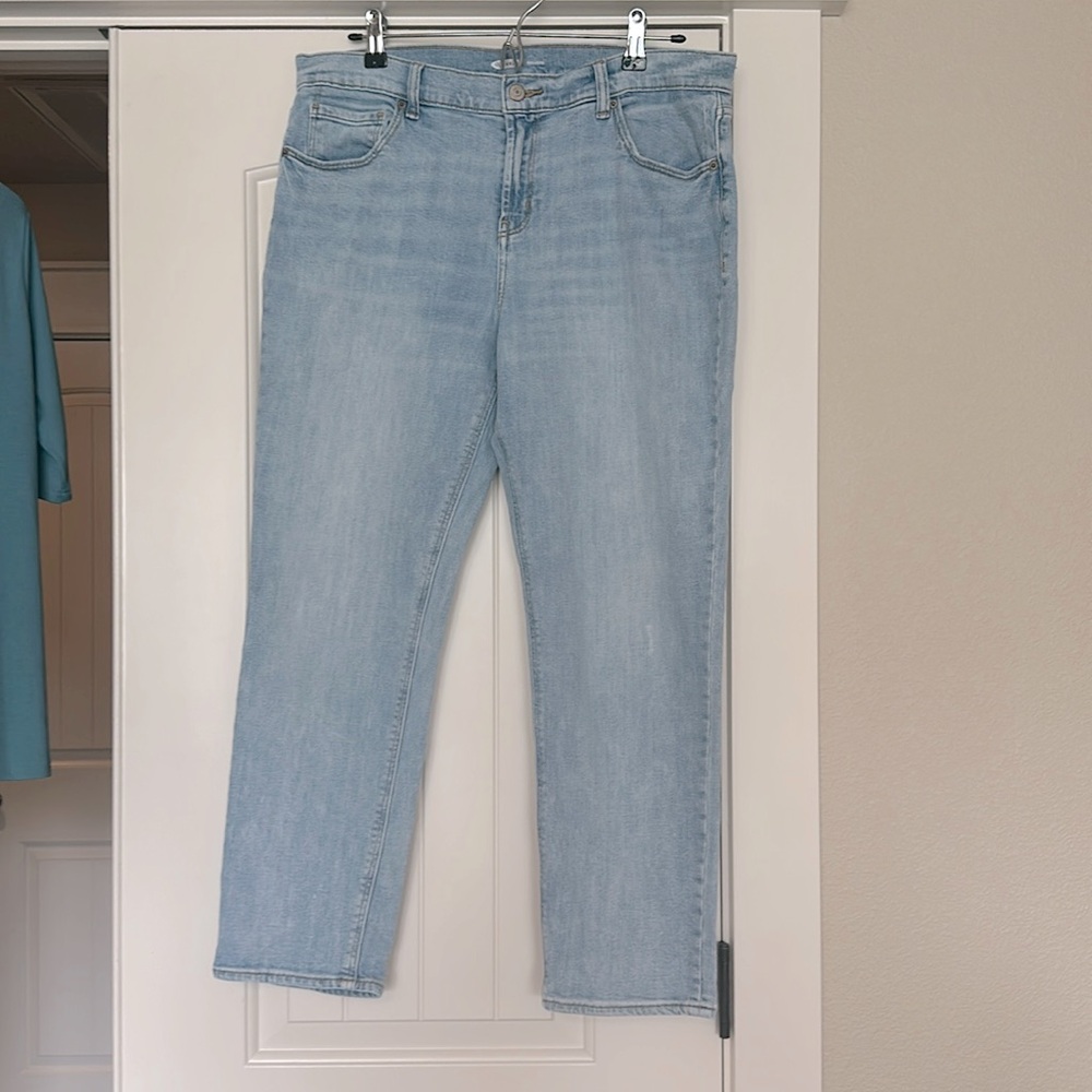 NWOT- Old Navy Boyfriend crop length jeans, light acid wash, size 12